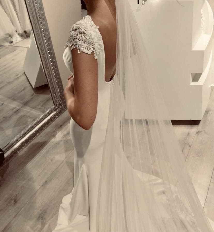 Nydelig Brudekjole fra Pronovias Barcelona | FINN.no Pronovias Barcelona Brudekjole med kåpe | FINN.no