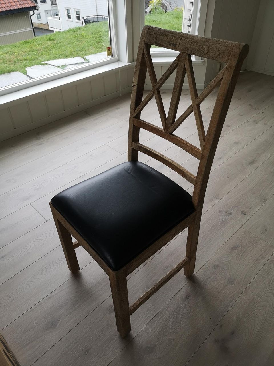 3 stk rustikk spisebordstoler i svart skinn og tre. | FINN.no Spisebord stoler i svart skinn selges! | FINN.no