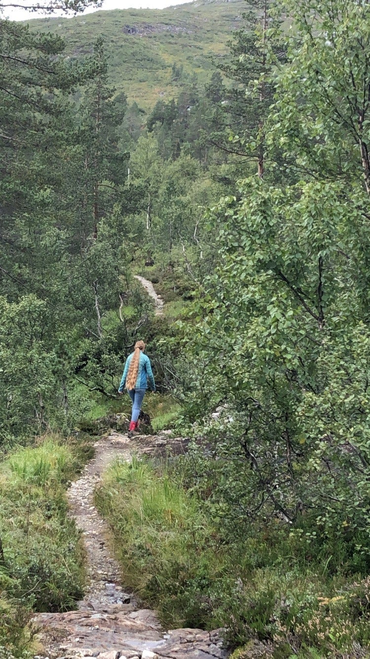 Tursti på hyttetomten (Foto: Siv Helen Lekven) Galleribilde