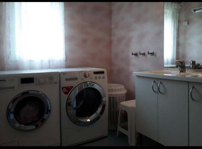 Badet, med vaskemaskin og tørketrommel. Galleribilde