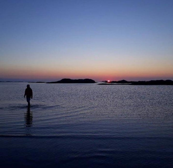 Midnattsol ute i havet. Galleribilde