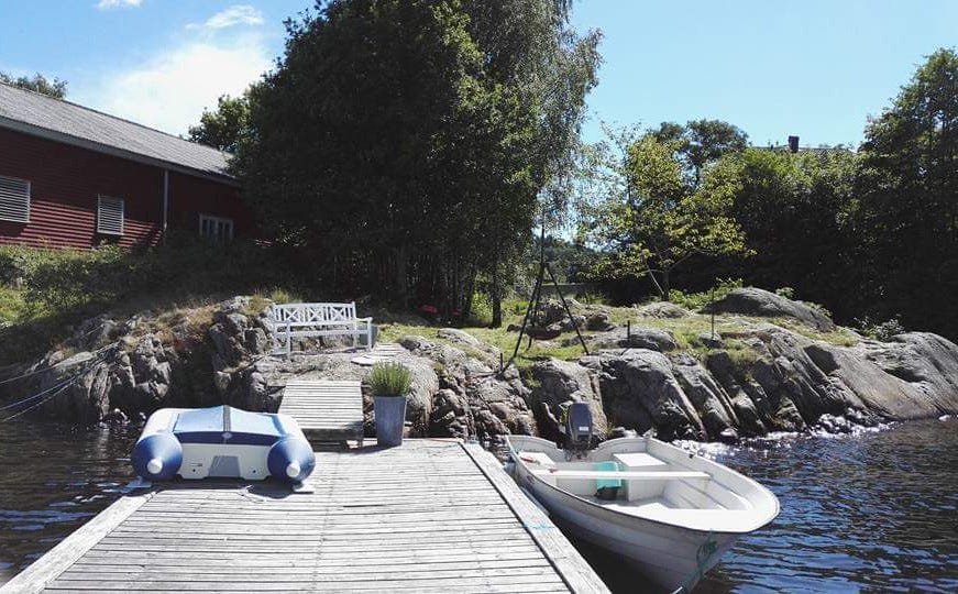 Langs brygga ligger det båter om sommeren, men ytterst er det tilgjengelig badeplass. Galleribilde