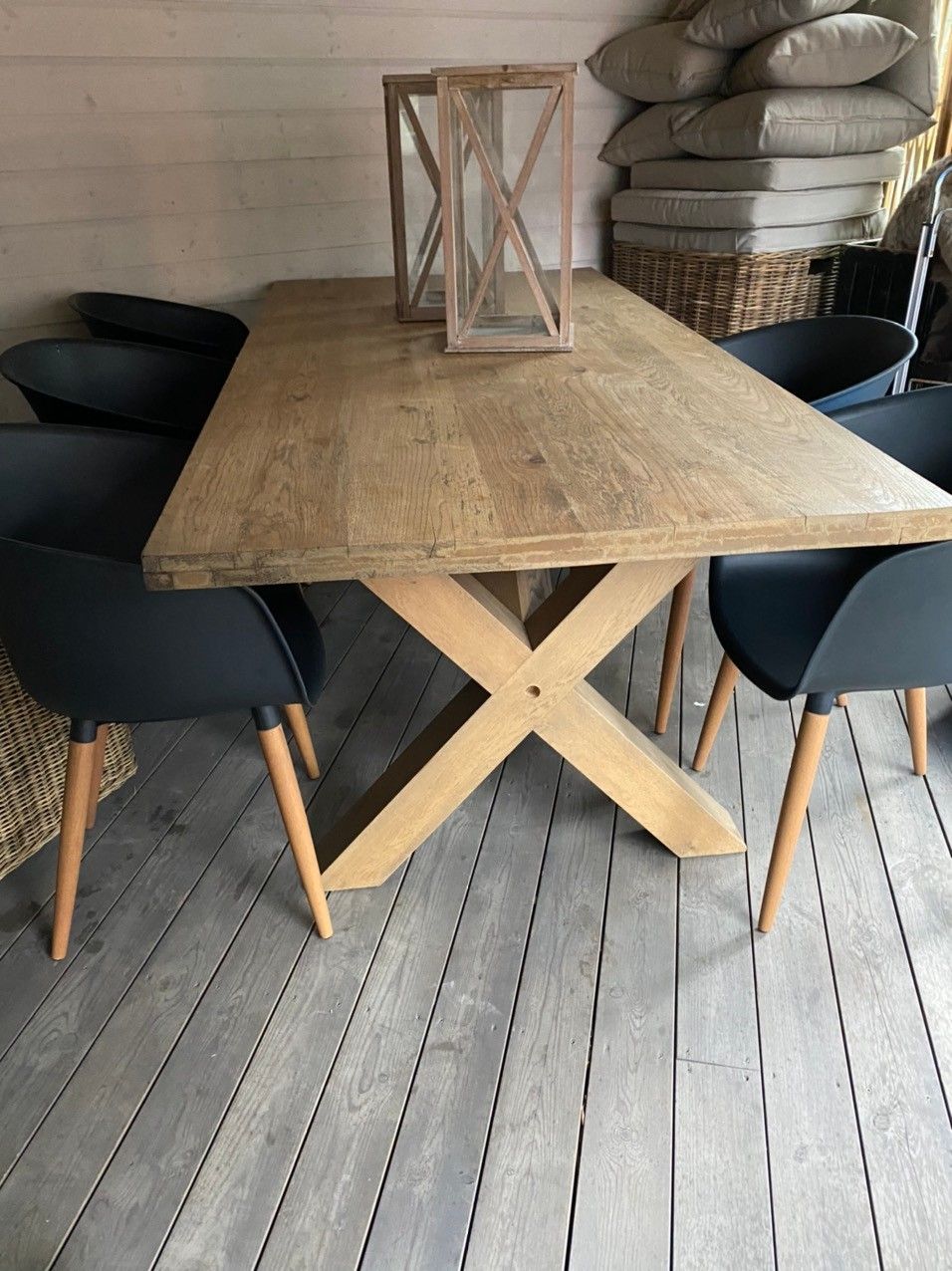 Lekkert bord i heltre eik | FINN.no Lekkert spisebord | FINN.no