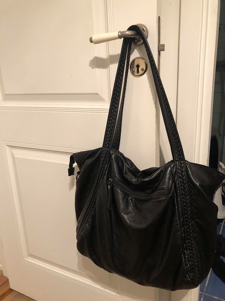 svart weekend bag stor veske | FINN.no Stor lær veske , sort . Selges . | FINN.no