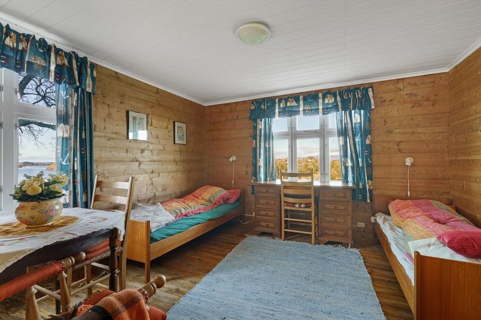 Soverom. Dette rommet er pusset opp og det er satt inn en familiekøye med plass til tre personer. Galleribilde