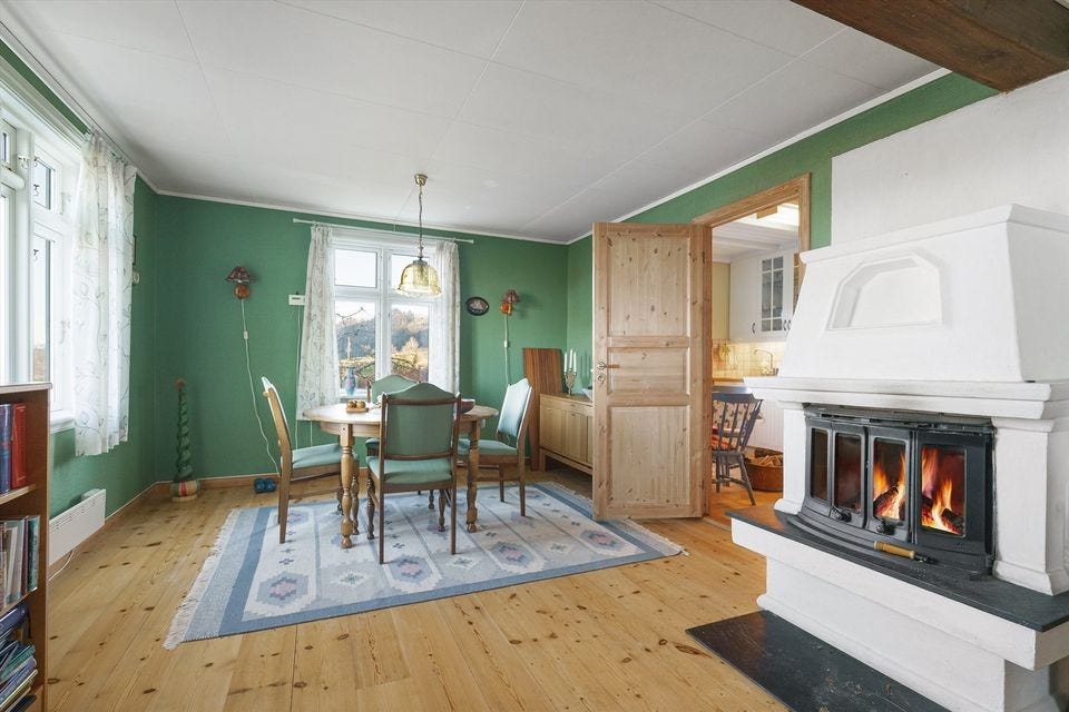 Spisestue. Stuen er pusset opp etter at bildet ble tatt Galleribilde