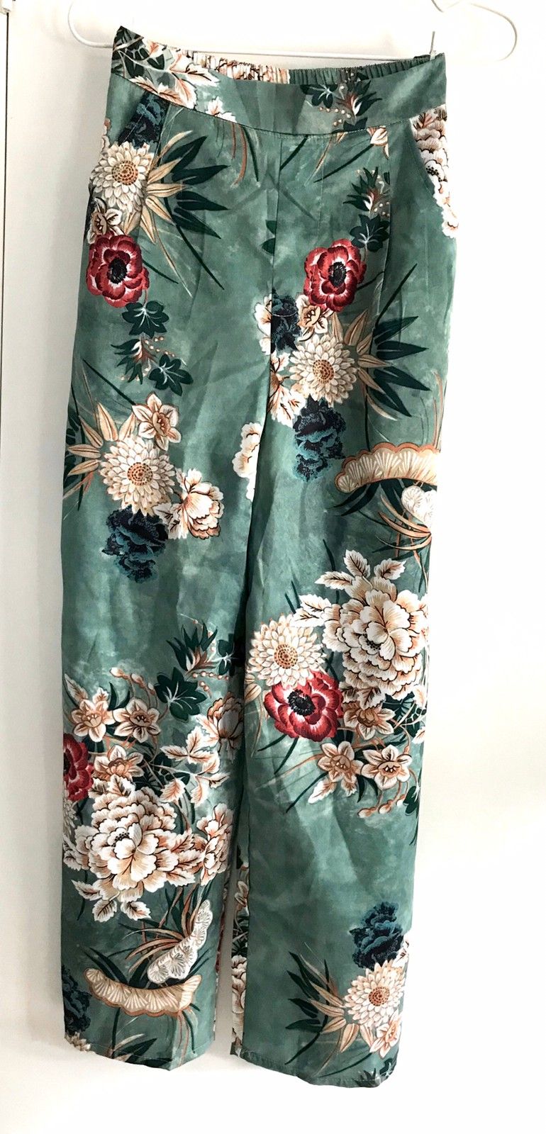 Nydelig culotte bukse, grønn blomstret | FINN.no Nydelig culotte bukse, grønn blomstret | FINN.no