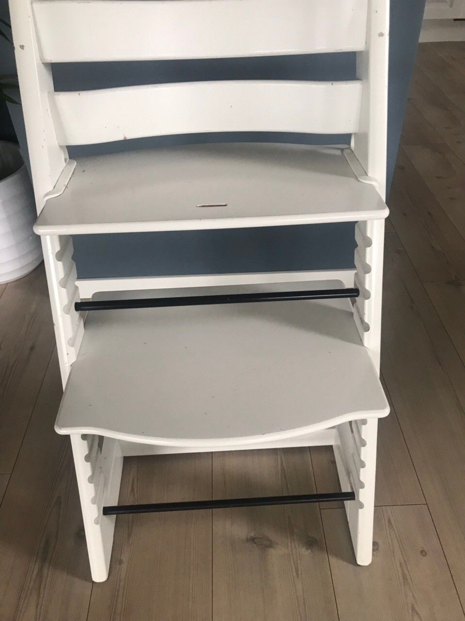 Hvit Stokke tripp trapp stol | FINN.no Stokke tripp trapp stol med spisebord | FINN.no
