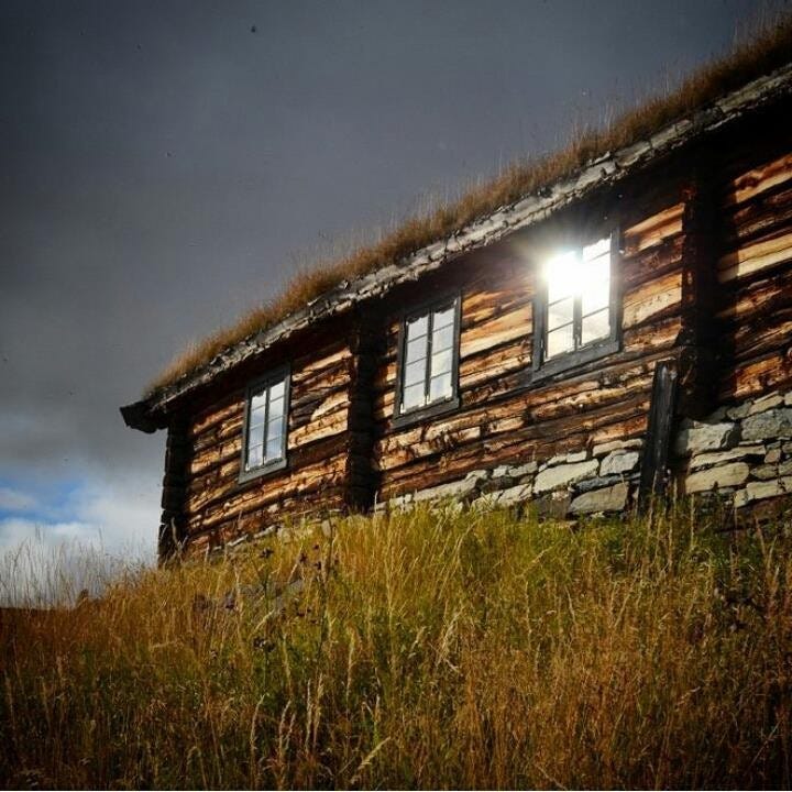 Seterhuset er en over 200 år gammel tømmerbygning Galleribilde