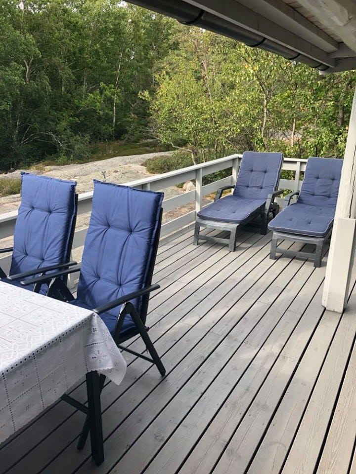 Terrasse med spiseplass og solsenger Galleribilde