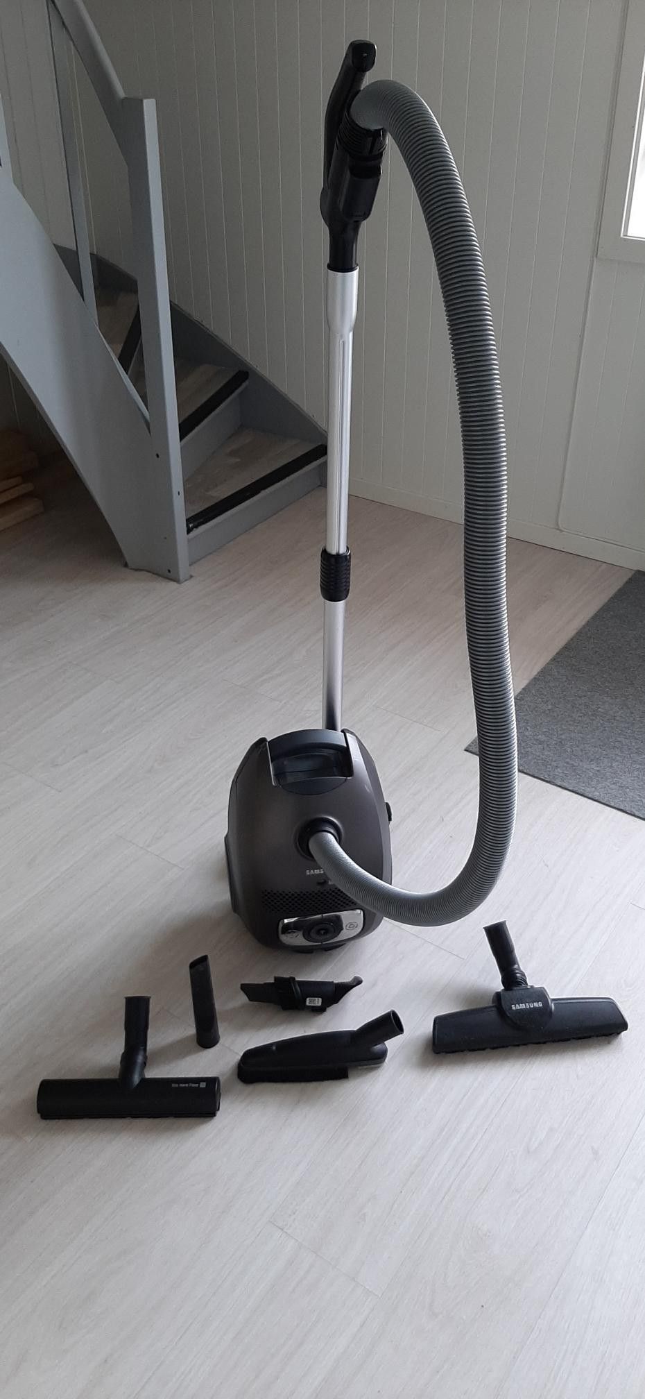 Samsung støvsuger med fjernkontroll | FINN.no SAMSUNG VC08QHNJGGT STØVSUGER 850W Power.no