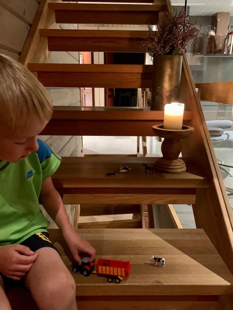 Borna koser seg på hytta Galleribilde