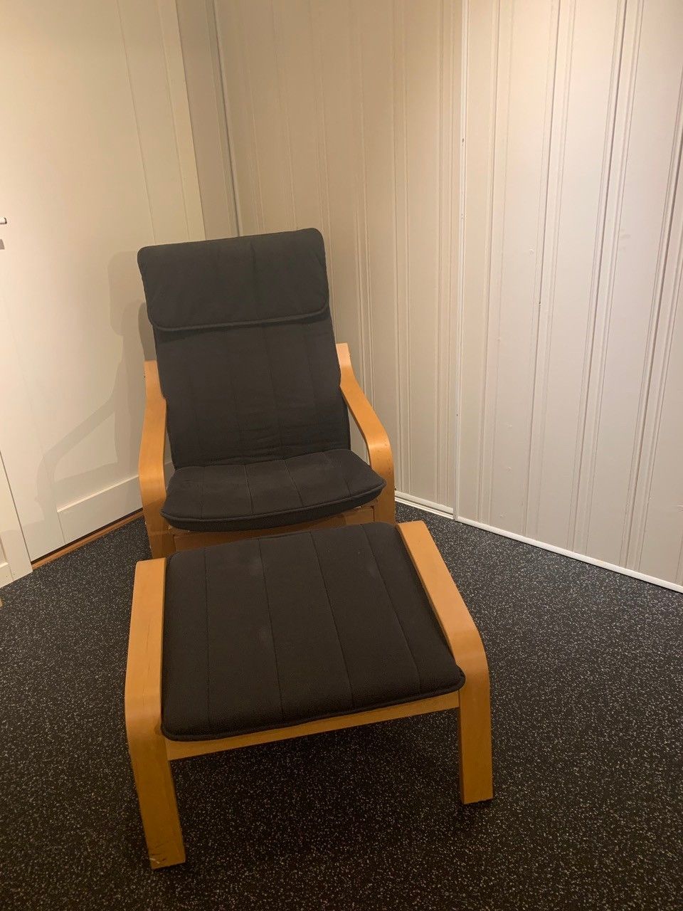 Poeng lenestol og fotskammel fea Ikea | FINN.no Lenestol med fotskammel | FINN.no