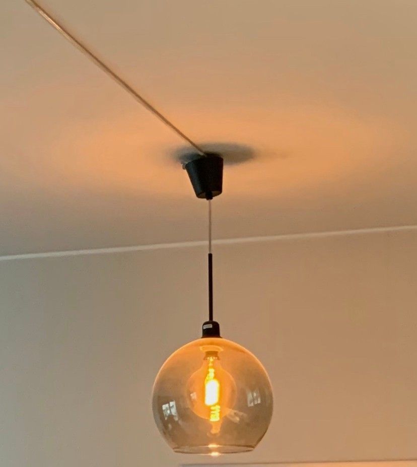 Lekker taklampe takpendel med sotet glass og stor lyspære IKEA Älmhult lampe og pære | FINN.no