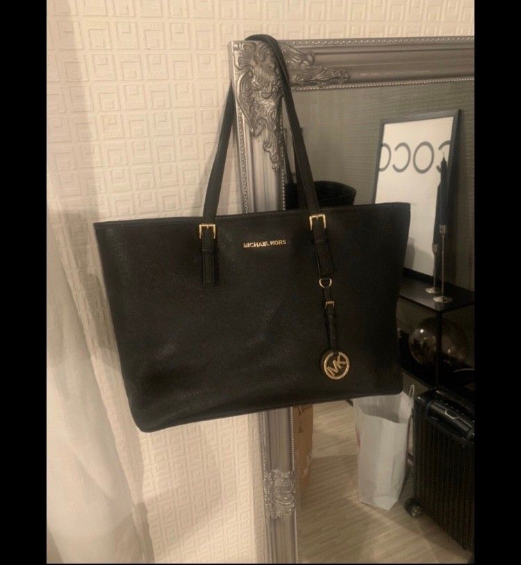 Michael kors jetset veske nesten ny | FINN.no Michael Kors veske Ny pris! | FINN.no