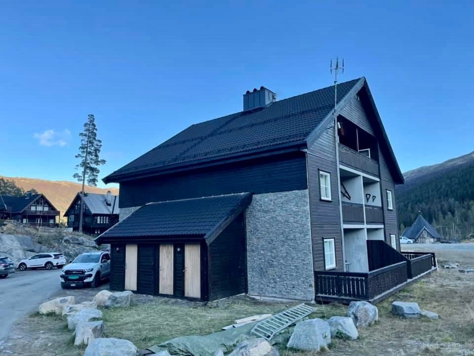 På begge sider av bygget er det smørebod og noe utstyr til prepping av ski. Galleribilde