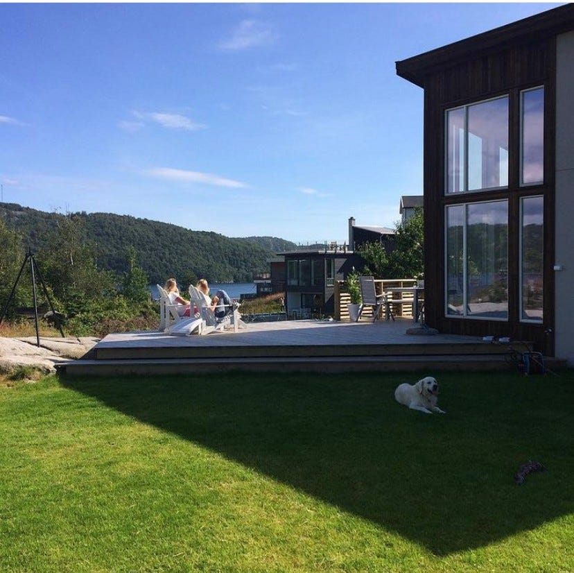 Plenen med hus og veranda oppe Galleribilde