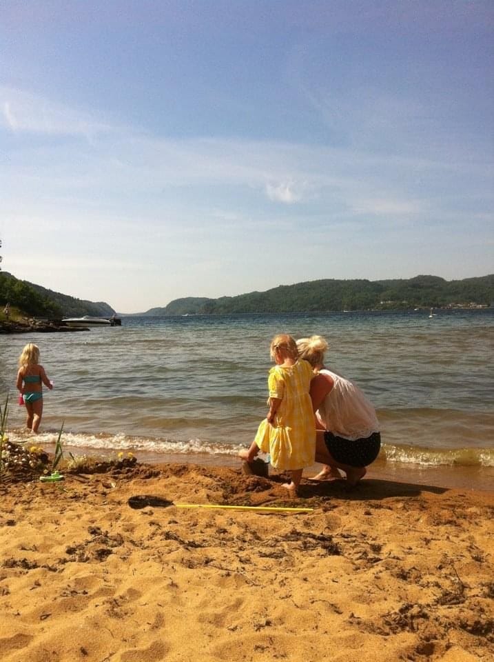 Rosfjord strand. Boligområdet vårt er på motsatt side som man ser på bildet Galleribilde