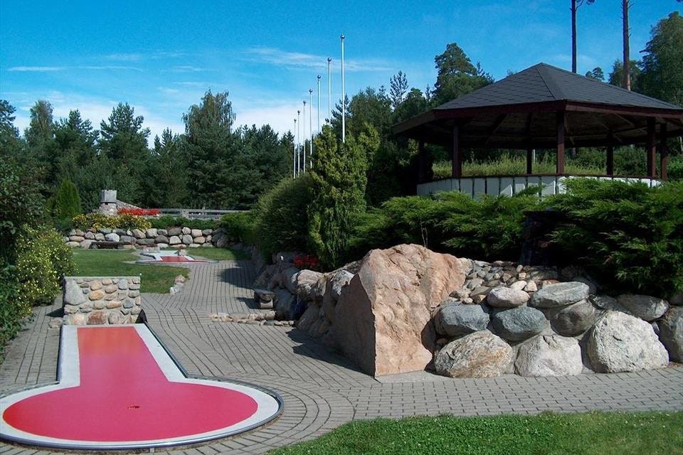 3 minigolfbaner, tennisannlegg, billjard og kiosk 50 meter unna. Galleribilde