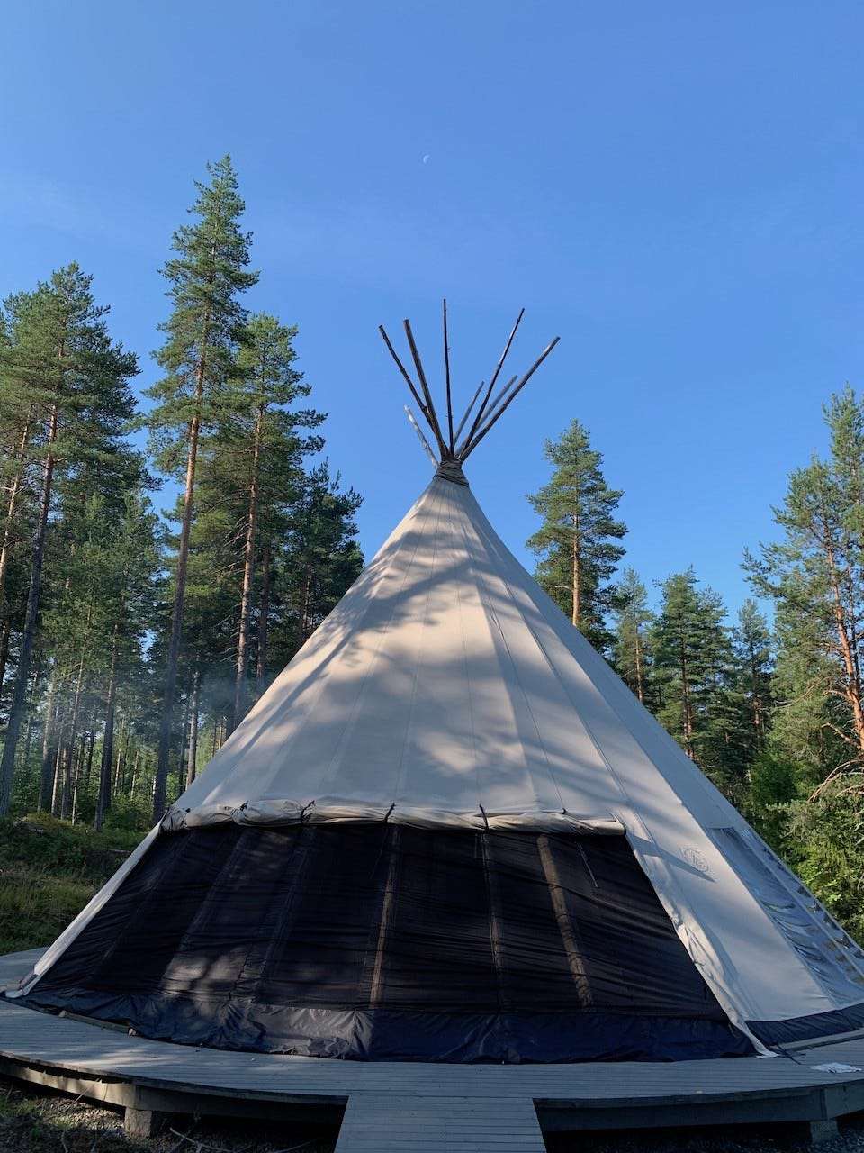 Lavvo kan åpnes med myggnett på varme dager Galleribilde