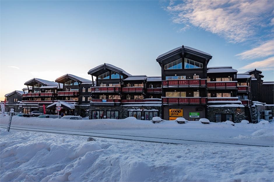 Dagligvare, Vinmonopol og sportsforretning ligger i samme bygg Galleribilde