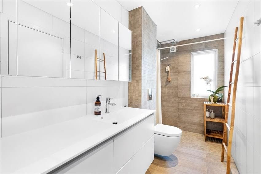 Bad med stor benk, ideell som stellebord Galleribilde