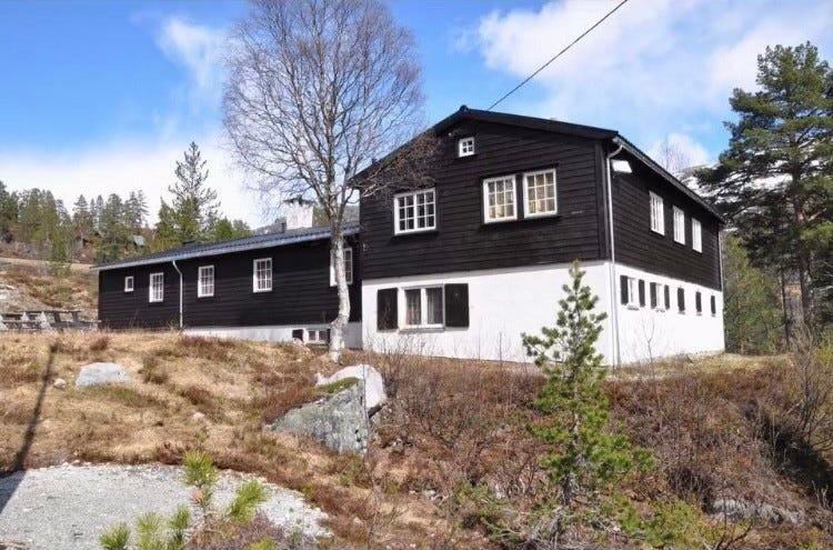 Høst: Hovedhytten til høyre og soveromsfløyen til venstre (Foto: Svein Erik Ellingsen) Galleribilde