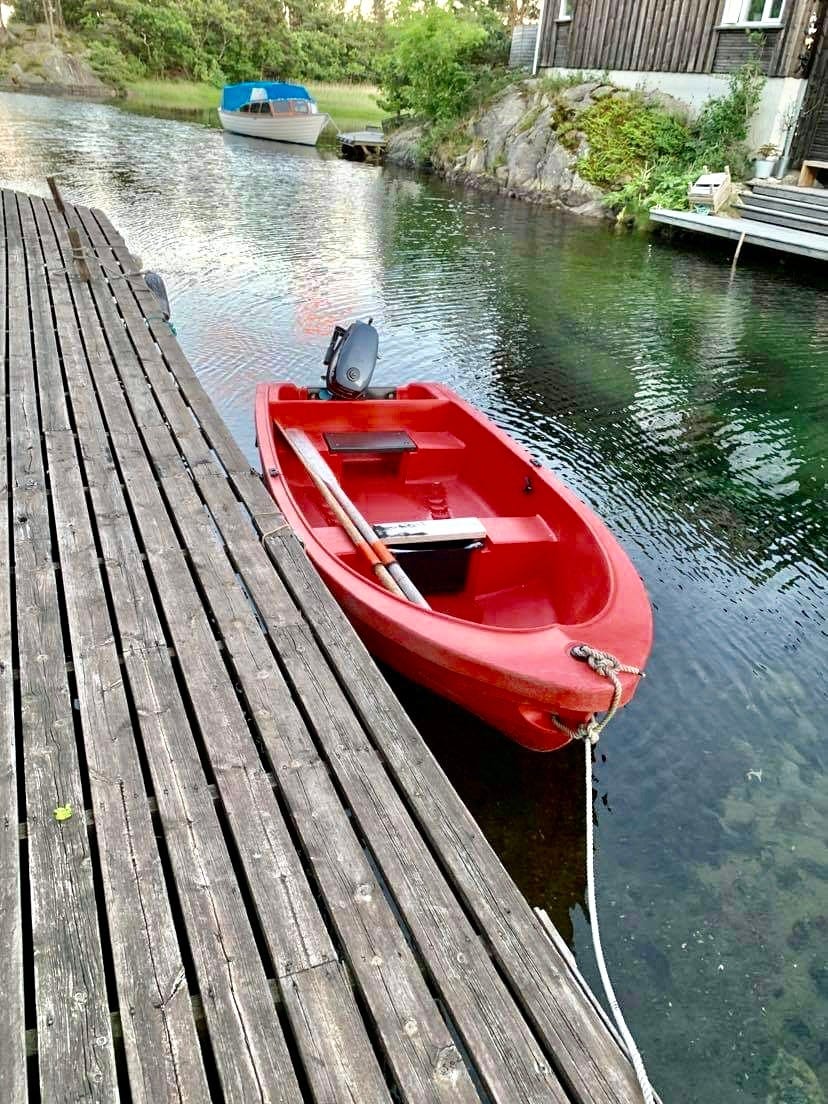 Privat brygge 10 meter fra hytta med mulighet for leie av båt med motor. Galleribilde