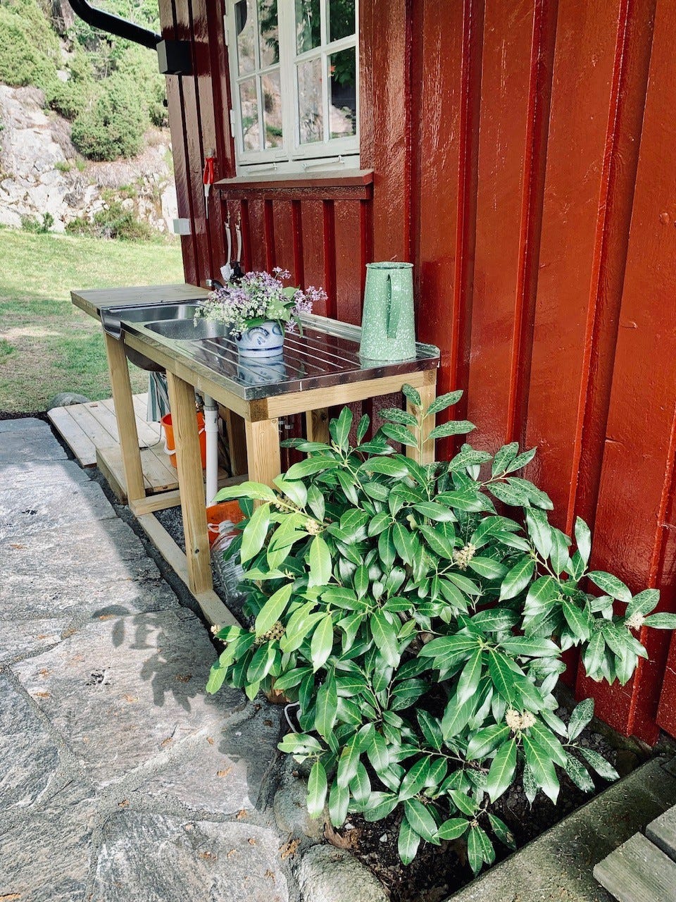Hyggelig utekjøkken varmt og kaldt vann. Galleribilde