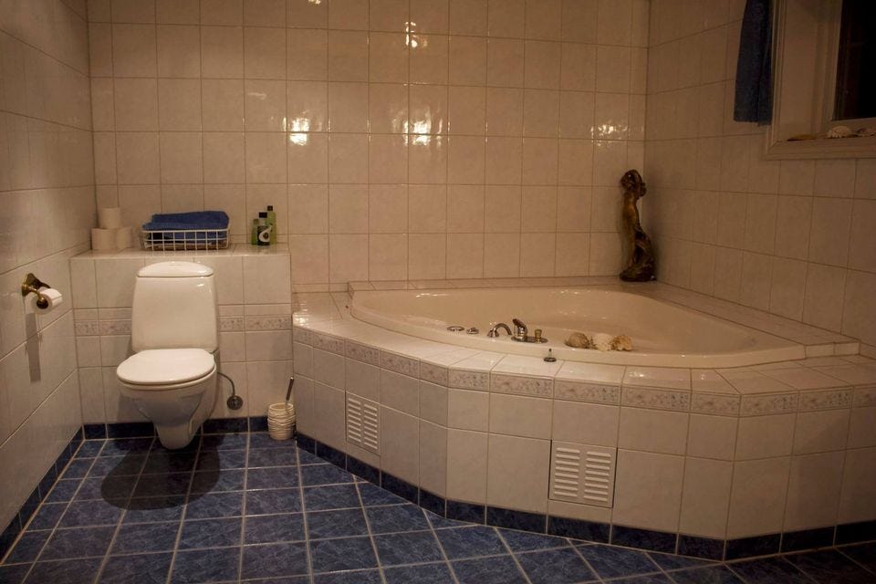 Bad med bl.a. dusj, boblebad og toalett Galleribilde