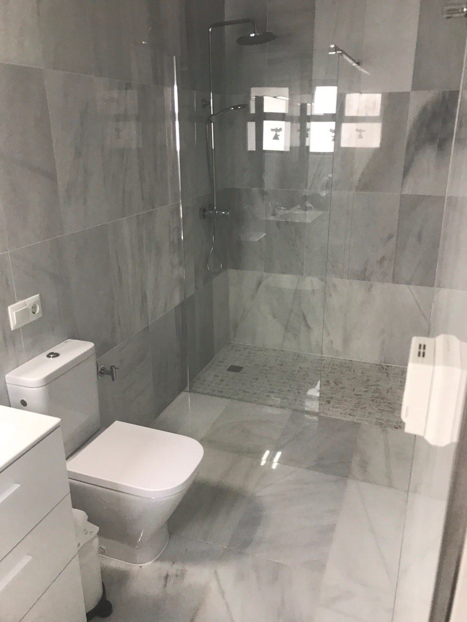 Bad master bedroom (med vaskemaskin) - nyoppusset juli 2021. Galleribilde