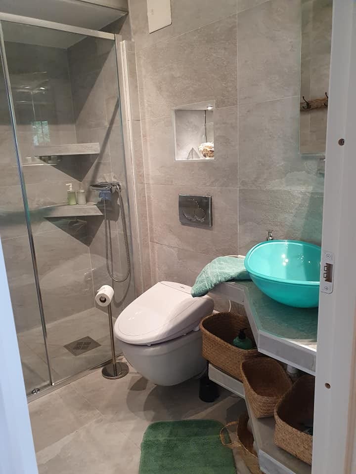 Bad med temperert dusj wc Galleribilde