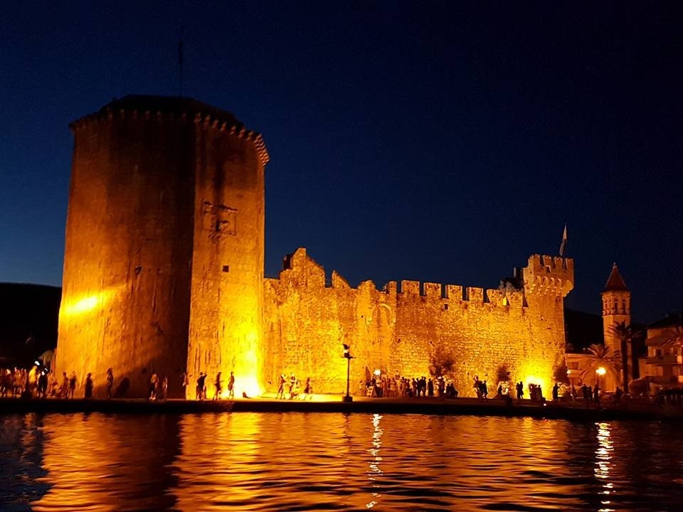 Borgen fra vannet Galleribilde