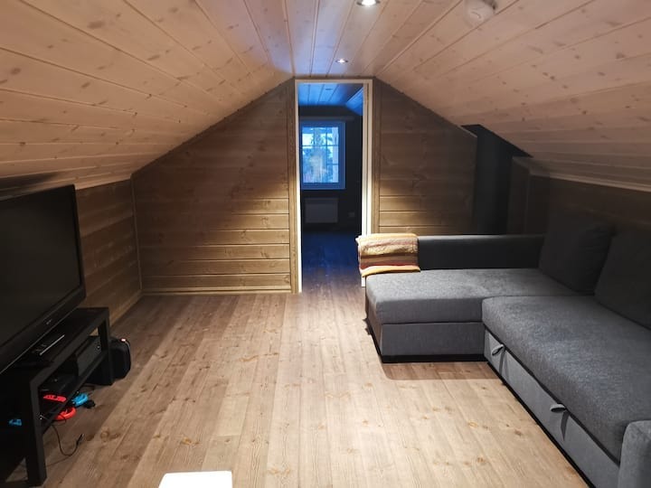 Sofa som kan slås ut som sovesofa, TV, Altibox og Sonos høyttaler Galleribilde