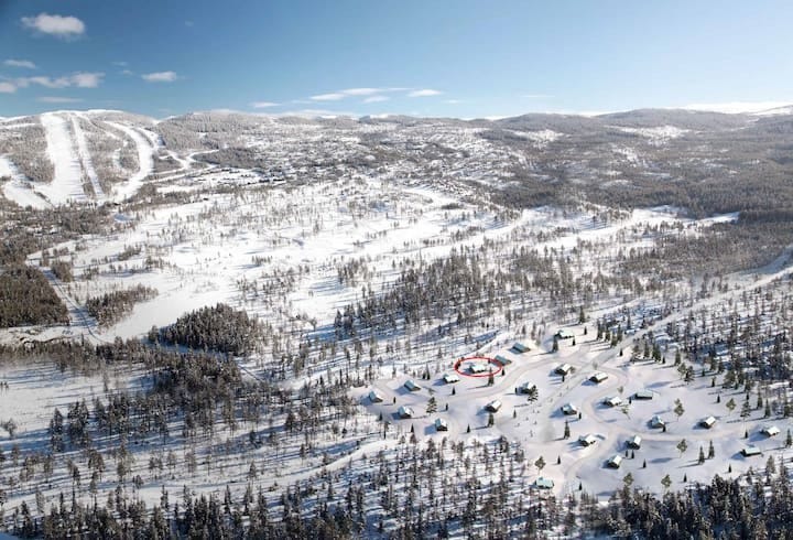 Her er hytten vår plassert opp mot alpinanlegget. Man ser rett på anlegget Galleribilde