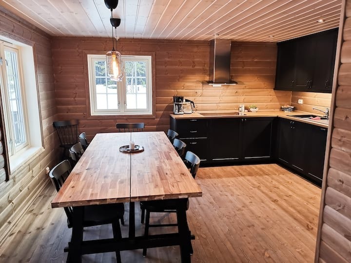 Det er rom for 10 personer rundt bordet. Hvis dere er flere enn 10 personer, har vi et ekstra bord som kan settes inntil. Galleribilde