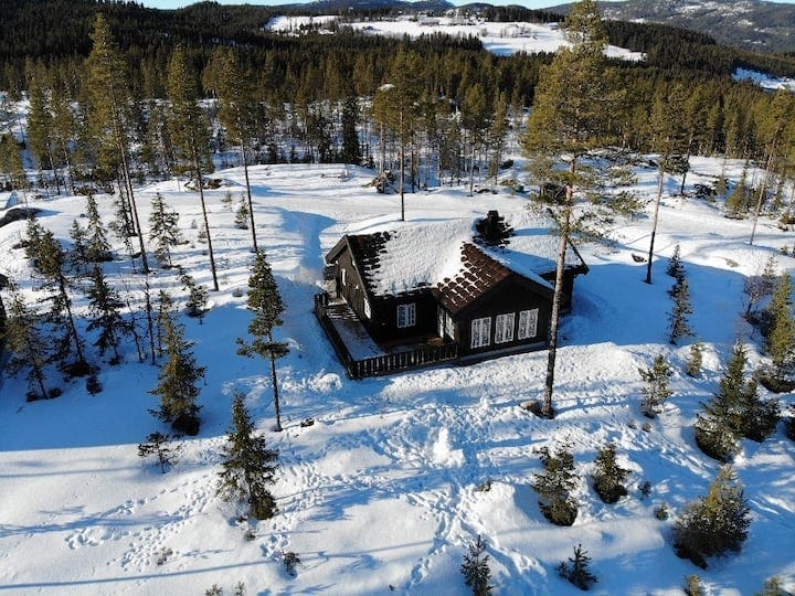 Bildet er tatt for et par år siden, det er satt opp noen hytter på andre siden av veien (på baksiden av hytten). Ingen hytter er foran vår hytte. Galleribilde