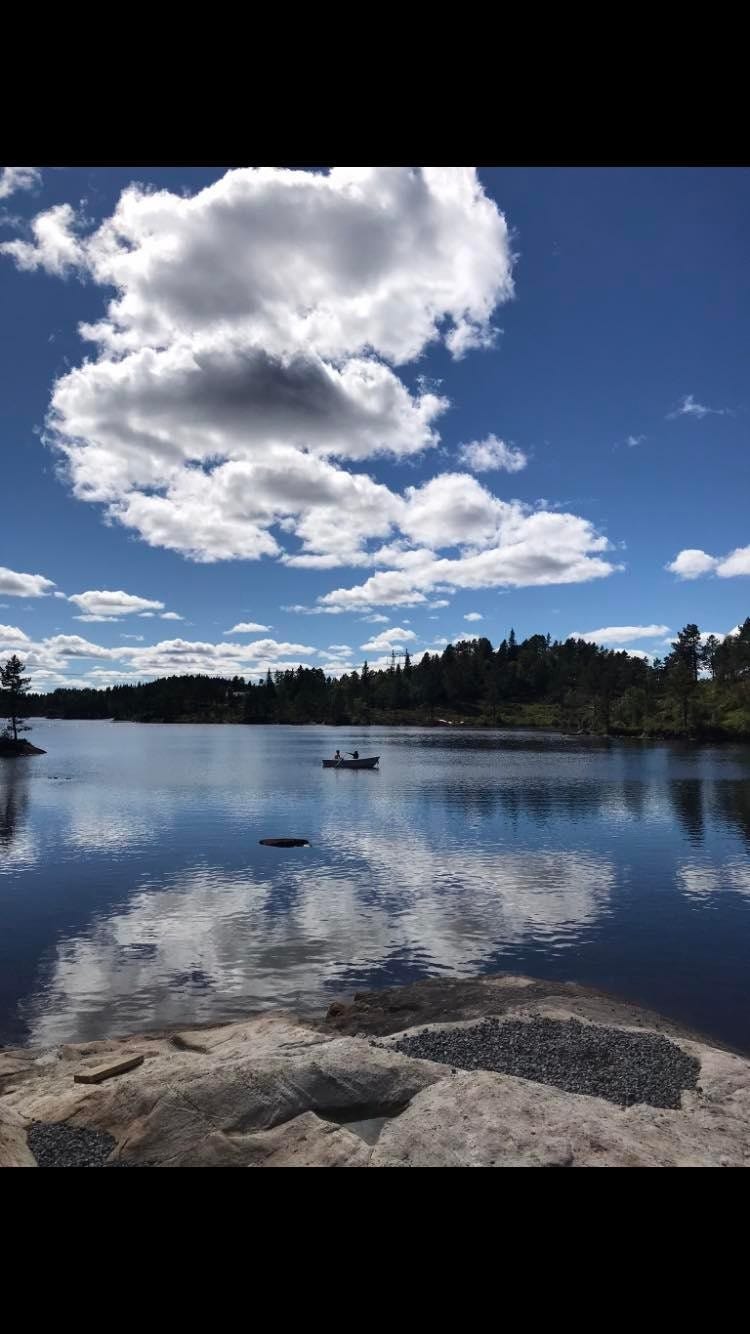 Badeplass med sandstrand, flytebrygge, gapahuk og tilgjengelige robåter - ca. 700 meter unna hytta. Galleribilde