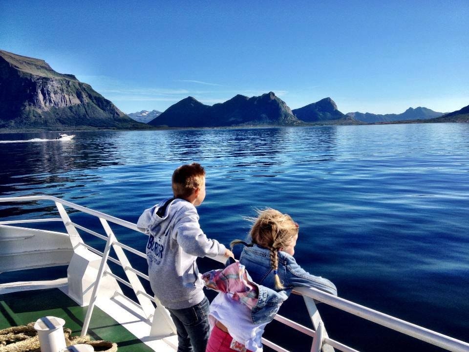 Til Reipå kommer du med bil, buss, Hurtigbåt eller Hurtigruta Galleribilde