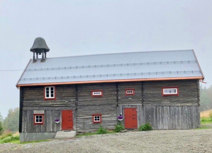 Stabburet fra 1750 med 5 soverom, 2 bad, kjøkken, stue/soverom og badstue. Galleribilde