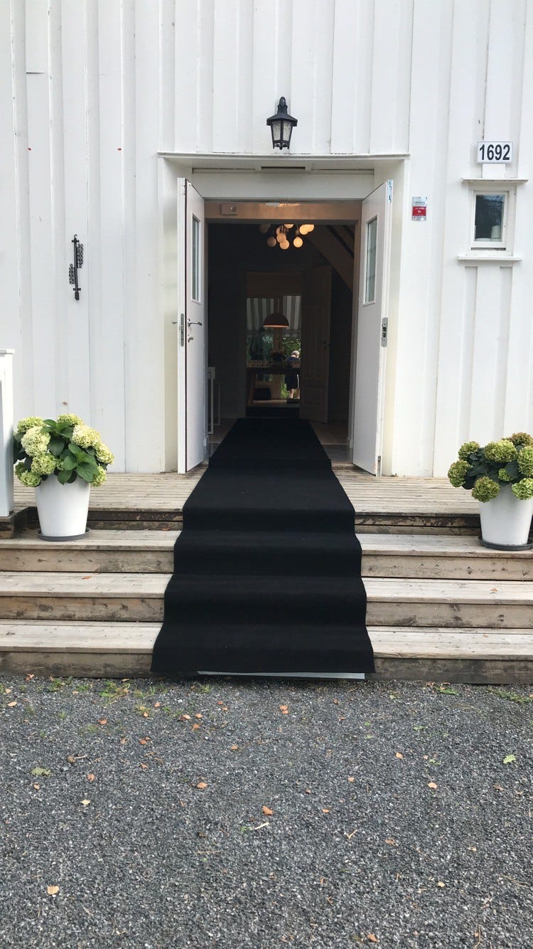 Hovedinngang med løper for selskap. Galleribilde