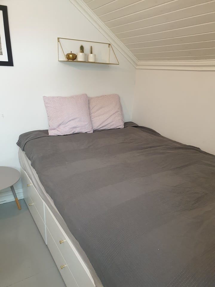 Soverom med 150 seng med skuffer under til oppbevaring av klær Galleribilde