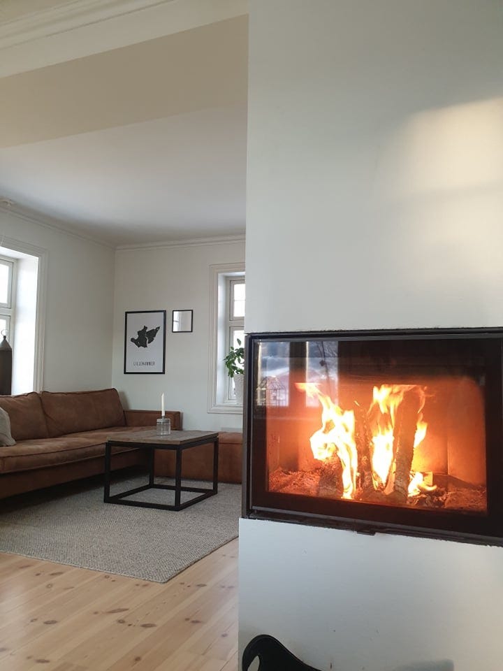 Peis i stua, som sees fra både stue, TV-stue og spisestue Galleribilde