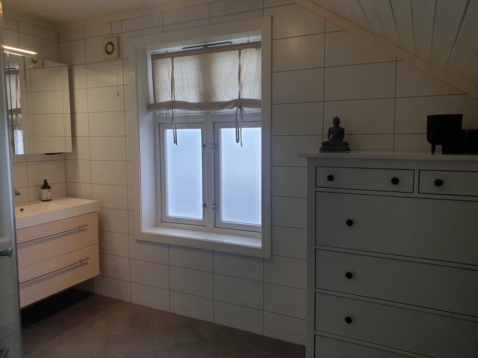 Bad i 2.etg med dusj, toalett, vaskemaskin og tørketrommel Galleribilde