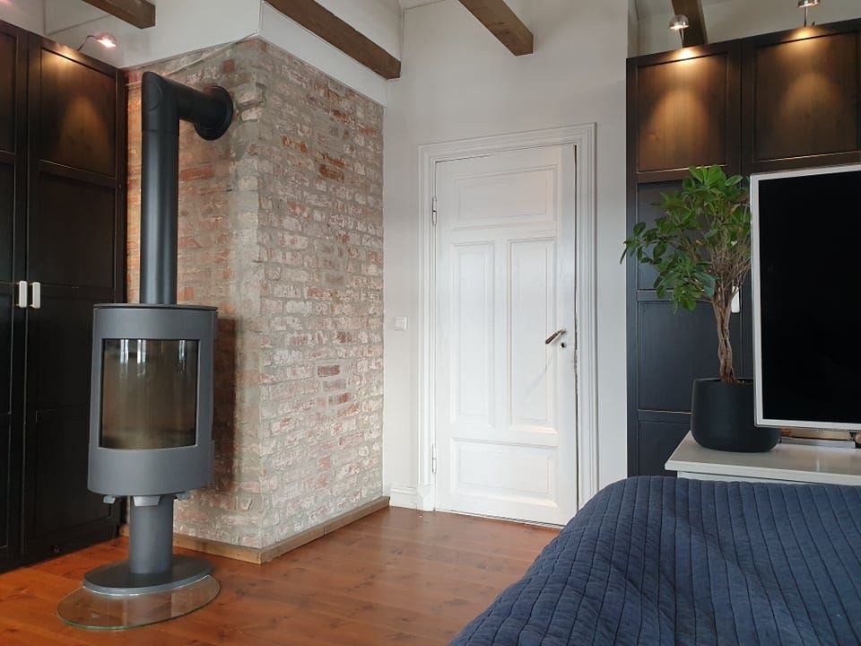 På hovedsoverommet er det peis, 46 TV og god plass til to ekstra madrasser eller barneseng Galleribilde