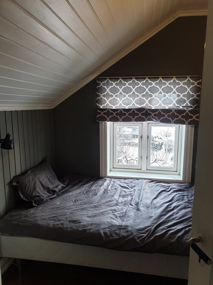 Soverom med 120 seng og kommode til oppbevaring av klær Galleribilde