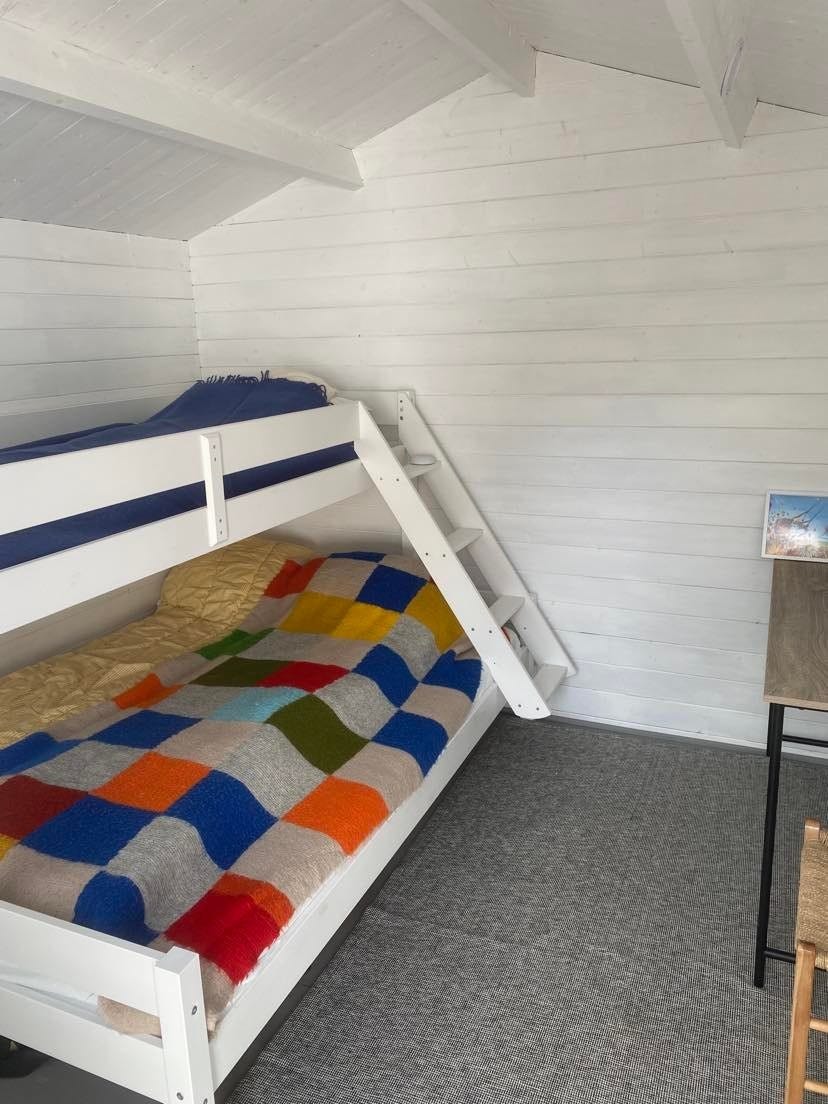 Annekset, dobbeltseng 150 cm ned og enkeltseng 90 cm oppe. Galleribilde