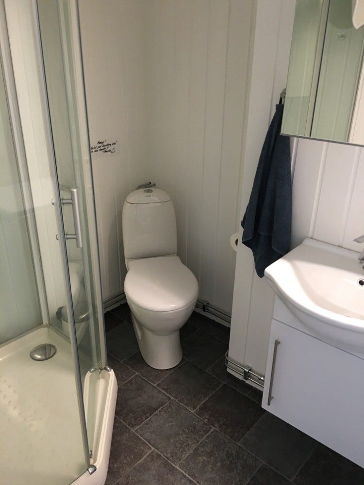 Ba med wc, dusjkabinett, vask og vaskemaskin Galleribilde