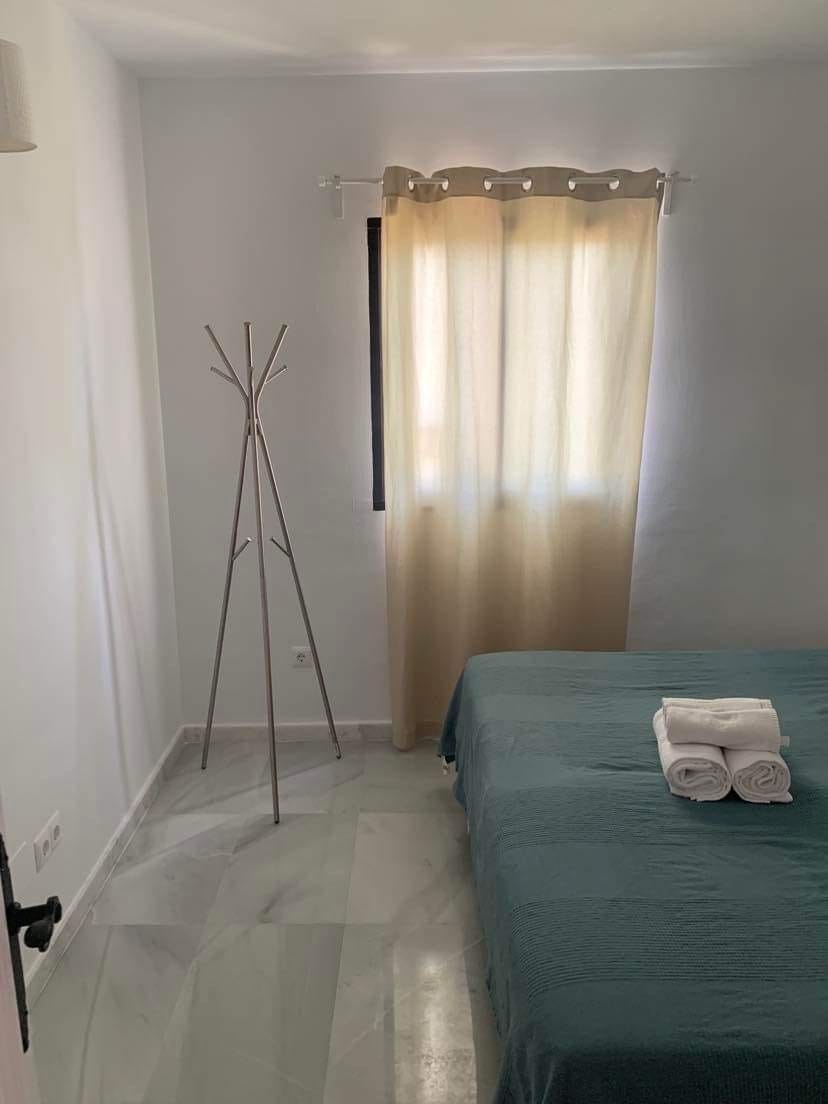 Soverom 1 nede (med nye gulv i marmor juni 2022) Galleribilde