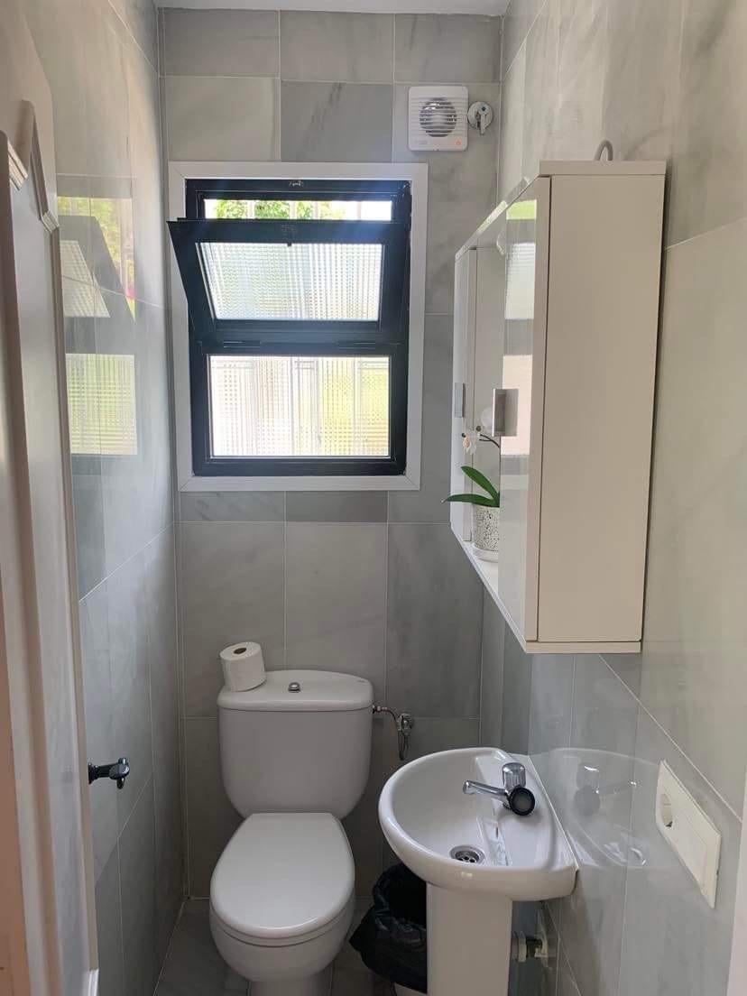 Toalett nede (nyoppusset med marmor i juni 2022) Galleribilde